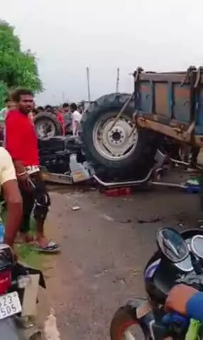 बिंद्रानवागढ़ गरियाबंद: अमलीपदर थाना क्षेत्र में ईंट से भरा ट्रैक्टर अनियंत्रित होकर पलटा, चालक घायल