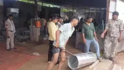 भिंड नगर: नगर पालिका अमले ने गौरी सरोवर से हटाया अतिक्रमण, SDM व तहसीलदार रहे मौजूद