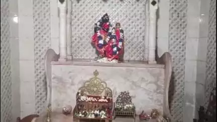 दुमका: धधकिया स्थित राधा कृष्ण मंदिर में चोरों ने दान पेटी और भगवान के सोने-चांदी के आभूषणों की चोरी की, पुलिस जांच में जुटी