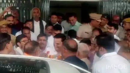 बारां: ग्राम पंचायत भंवरगढ़ में बिजली समस्याओं को लेकर पूर्व सरपंच ने कलेक्ट्रेट परिसर में ऊर्जा मंत्री को दिया ज्ञापन