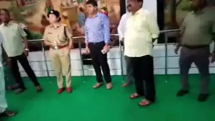 पाकुड़: उपायुक्त और पुलिस अधीक्षक ने पाकुड़ में हूल दिवस पर सिंदो कान्हू की मूर्ति पर माल्यार्पण किया