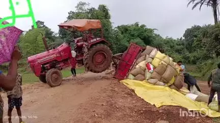 कोंडागांव: ग्राम झाकरी में एक वर्ष से क्षतिग्रस्त पुलिया बनी खतरे का कारण, मक्का लदा ट्रैक्टर पलटा