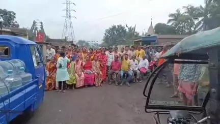 জামুরিয়া: বেহাল রাস্তা, সংস্কারের দাবিতে জামুড়িয়ার ইকরা শিল্পতালুকে পথ অবরোধ করে বিক্ষোভ #jansamasya