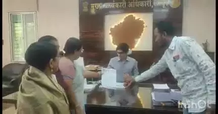 लातूर: देवणी जिल्हा परिषद शाळेसंदर्भात मुख्य कार्यकारी अधिकार्‍यांना शिवसेना महिला आघाडीचे निवेदन, कनिष्ठ कारकून शिकवतोय इतिहास
