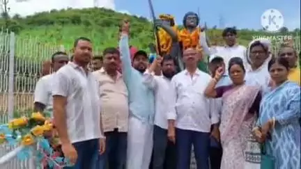 साहिबगंज: सिद्धो कान्हू स्टेडियम में हूल दिवस के अवसर पर राजनीतिक दलों के कार्यकर्ताओं ने शहीद की प्रतिमा पर माल्यार्पण किया