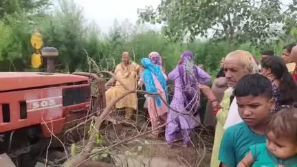 गोहाना: पेयजल समस्या को लेकर गोहाना-खानपुर कलां मार्ग पर ट्रैक्टर-ट्राली अड़ा कर लगाया जाम #jansamasya
