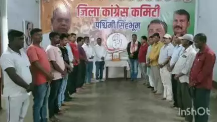 चाईबासा: हूल दिवस के अवसर पर कांग्रेस भवन चाईबासा में कांग्रेस कार्यकर्ताओं ने वीर शहीदों को किया नमन