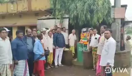 ईचागढ़: गौरांगकोचा ब्लॉक मोड़ पर स्वतंत्रता सेनानी सिध्दो-कान्हू की प्रतिमा पर माल्यार्पण कर श्रद्धांजलि दी गई