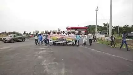 సిరిసిల్ల: తమకు న్యాయం చేయాలంటూ వీర్నపల్లికి చెందిన 9వ ప్యాకేజీ బాధిత రైతులు కలెక్టరేట్ వద్ద నిరసన