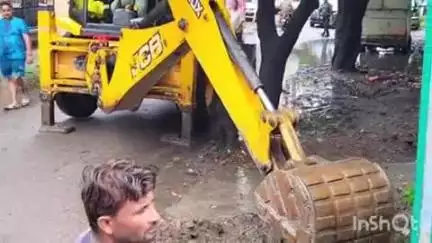 हल्द्वानी: आवास विकास क्षेत्र में जलभराव की समस्या को लेकर नगर आयुक्त ऋचा सिंह ने जेसीबी से खुदवाई नाली