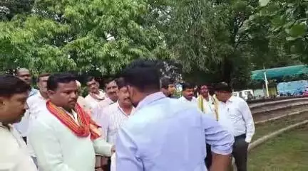 नरसिंहपुर: प्रदेश में आदिवासियों पर अत्याचार के विरोध में कांग्रेस ने कलेक्ट्रेट में राष्ट्रपति के नाम तहसीलदार को सौंपा ज्ञापन