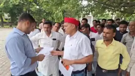 कन्नौज: शाहजहांपुर में सर्विस लेन की मांग को लेकर गांव के लोगों के साथ कलेक्ट्रेट में सपा नेता ने किया प्रदर्शन