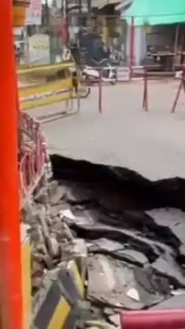 कानपुर: कानपुर में लगातार हो रही मूसलाधार बारिश के कारण ब्रह्म नगर, जवाहर नगर और स्वरूप नगर में धंसी सड़कें