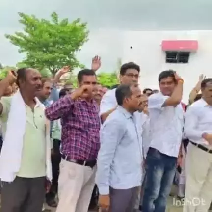 ऊंचाहार: विद्यालय मर्जर लागू होने पर ऊंचाहार बीआरसी केंद्र पर शिक्षकों ने किया प्रदर्शन, जताया विरोध