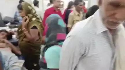 सीतापुर: नीमसार में एक लड़के को करंट लगने से बुरी तरह झुलसने पर जिला अस्पताल में कराया गया भर्ती