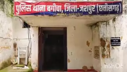 जशपुर: जिले में गाड़ी चोरी कर मवेशी तस्करी करने वाले दो आरोपी गिरफ्तार, SSP शशिमोहन सिंह ने दी जानकारी