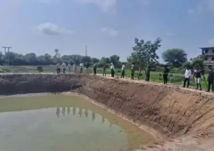 तानसेन: खेत में तालाब बनवाने वाले जल योद्धाओं का कलेक्टर ने किया सम्मान
