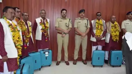 दमोह: डीएसपी विजय अहिरवार समेत 6 पुलिसकर्मी सेवानिवृत्त, पुलिस अधीक्षक ने शॉल व श्रीफल देकर किया सम्मानित