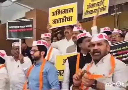 आरमोरी: मुंबई येथे विधानभवनाचा पायर्यावर विरोधी पक्षाने 'मी मराठी चा गजर' करीत केलेल्या आंदोलनात आमदार रामदास मसराम सहभागी