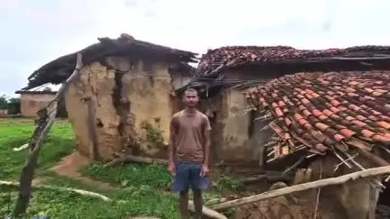 टंडवा: तेज बारिश से तेसरचेपा गांव में गरीब का खपरैल मकान गिरा, परिवार बेघर