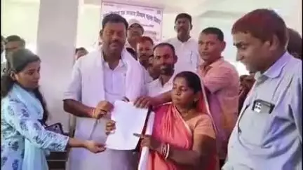 पातेपुर: पातेपुर बाजार के बजरंग चौक पर आवास योजना के तहत कार्यादेश वितरण, 400 लोगों को मिला लाभ