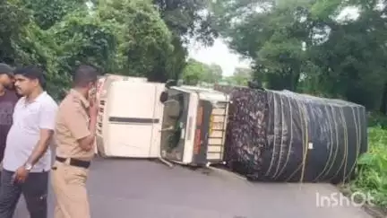 अलिबाग: अलिबाग -वडखळ मार्गावरील पळी येथे टायर फुटून पिकअप पलटी
सुदैवाने जिवीतहानी टळली
