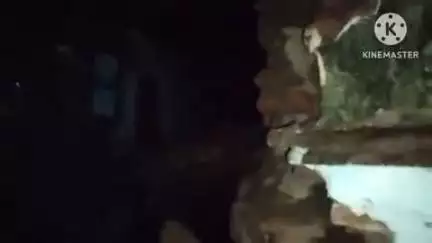 खुरई: तेज बरसात से तलैया के पास पुराना जर्जर मकान गिरा, कोई चपेट में नहीं आया, गली का रास्ता बंद