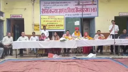 कैलारस: शासकीय कन्या माध्यमिक विद्यालय के प्रधानाध्यापक संतोष शर्मा हुए सेवानिवृत्त, कार्यक्रम आयोजित कर दी गई विदाई