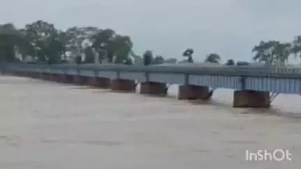 पलिया: शारदा नदी के तेज बहाव से अतरिया के पास रेलवे ट्रैक पर संकट के बादल छाए, बचाव कार्य जारी
