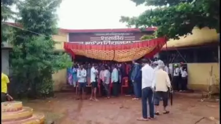 बालोद: खरथुली में शिक्षक संकट गहराया, ग्रामीणों ने शासकीय स्कूल में तालाबंदी की, शिक्षक की मांग को लेकर अड़े