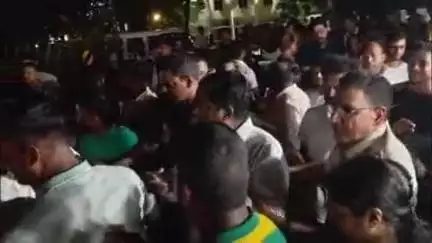 ଭୁବନେଶ୍ବର ମ୍ୟୁନିସିପାଲଟି କର୍ପୋରେସନ: BMC ଅଫିସ୍‌ରେ ପଶି ଆକ୍ରମଣ ଘଟଣାରେ ଆନ୍ଦୋଳନ କରୁଥିବା ବିଜେଡି ନେତାଙ୍କୁ ଉଠାଇ ନେଲା ପୋଲିସ