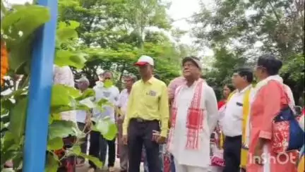 রানিবাঁধ: খাতড়া এসডিও মোড়ে হুল দিবসের অনুষ্ঠানে ওখানে থাকা সিধু কানুর মূর্তিতে মাল্যদান করলেন রাজ্যের মন্ত্রী