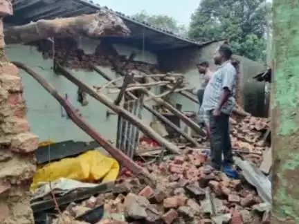 पटमदा: लगातार बारिश से पटमदा में ढहे कई मकान