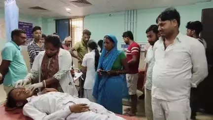 त्रिवेणीगंज: तेज रफ्तार स्कूली वैन झोपड़ी से टकराई, दो बच्चे घायल, अवैध स्कूल पर जांच शुरू
