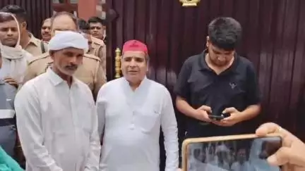 आज़मगढ़: सांसद धर्मेंद्र यादव ने चुटकी लेते हुए कहा, योगी जी की सरकार में विभाग ईमानदार है या बीजेपी जिलाध्यक्ष