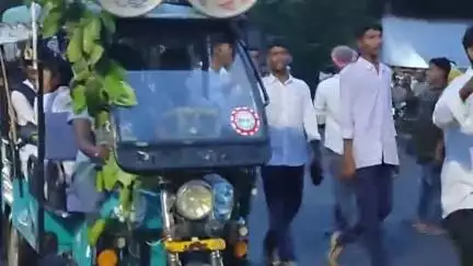 নারায়ণগড়: নেকুড়সেনি সাঁওতালি মিডিয়াম হাই স্কুলের সুষ্ঠু পরিকাঠামোর দাবিতে বিডিও অফিস ঘেরা ও রাজ্য সড়ক অবরোধ করা হলো