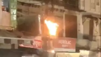 जोधपुर: जोधपुर के सोचती गेट नगर निगम के पास बिजली के पल में लगी अचानक आग, क्षेत्र में अफरा-तफरी, बिजली कर्मचारी मौके पर पहुंचे