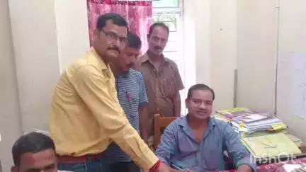 उदाकिशुनगंज: उदाकिशुनगंज अंचल कार्यालय में अतिक्रमण के नोटिस पर दर्जनों लोगों ने न्याय की मांग करते हुए दिया आवेदन