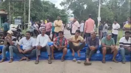 ବଡଚଣା: ମାଂସଡା ସ୍ଥିତ ମୁଖ୍ୟ ରାସ୍ତା ଅବରୋଧ କଲେ ଚାଷୀ,ଖଇରିଆ ସମବାୟ ସମିତିର ଧାନ ନଉଠିବାରୁ ତହସିଲଦାରଙ୍କ ଗାଡ଼ି ଆଗରେ ଶୋଇଲେ ଚାଷୀ |