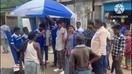 ঝাড়গ্রাম: ঝাড়গ্রাম জেলা খেলা হবে সোশ্যাল মিডিয়া কমিউনিটির পক্ষ থেকে ঝাড়গ্রাম সবজী বাজার এলাকায় দুঃস্থ ব্যবসায়ীদের ছাতা বিতরণ
