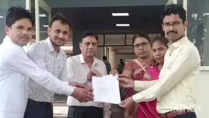 उज्जैन ग्रामीण: सहायक प्राध्यापक पद पर चयनित अभ्यर्थियों ने लोक सेवा आयोग द्वारा कलेक्टर कार्यालय पर राज्यपाल के नाम ज्ञापन दिया