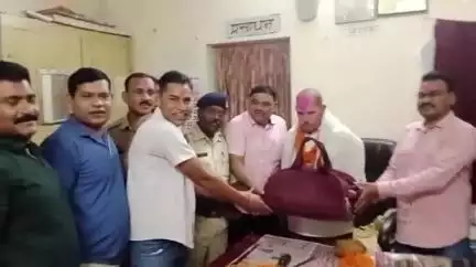 पेण्ड्रा रोड गौरेला: पेंड्रारोड जीआरपी स्टेशन में तैनात आरक्षक कमल सिंह ठाकुर हुए रिटायर, जीआरपी, आरपीएफ समेत स्टेशन स्टाफ ने दी बधाई