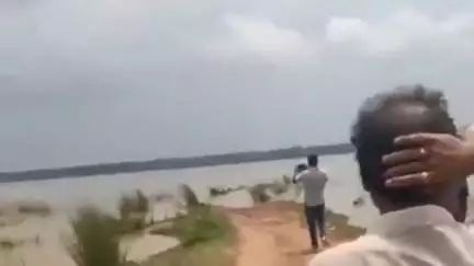 কেশিয়ারি: গালুডি জলধার থেকে জল ছাড়ার ফলে জল বেড়েছে সুবর্ণরেখা নদীর, ভসরায় নদী পরিদর্শন করলেন বিধায়ক