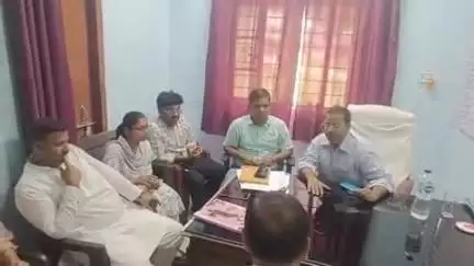 गोरौल: निर्वाचन आयोग के निर्देश पर डीडीसी ने प्रखंड कर्मियों के साथ मतदाता सूची पुनरीक्षण की समीक्षा बैठक की