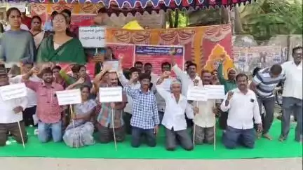 పలమనేరు: తమ డిమాండ్లు నెరవేర్చాలంటూ పట్టణంలో మోకాళ్లపై నిల్చుని మున్సిపల్ ఇంజనీరింగ్ వర్కర్ల నిరసన వ్యక్తం