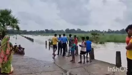 হীরবাঁধ: সারাদিন টানা বৃষ্টির জেরে প্রায় জলের তলায় শিলাবতী নদীর উপর সিমলাপালের পাথরডাঙ্গা-ভেলাইডিহা সেতু