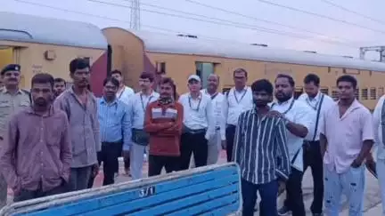 परभणी: नांदेड पूर्णा परभणीआदी ठिकाणी फुकट्या प्रवासांवर कारवाई, 14रेल्वे गाड्यांची तपासणी,एकाच दिवसात 1 लाख 30 हजाराचा दंड वसूल