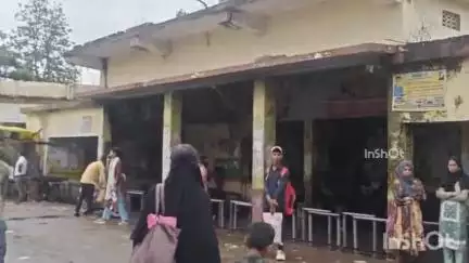 बस स्टैंड पर नगरपालिका ने यात्री प्रतीक्षालय खोला, सामने लगी टीन की चादर हटाई