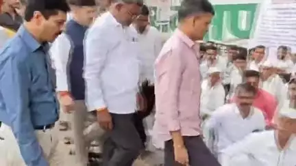 नगर: जिल्हाधिकारी कार्यालय येथे खासदार निलेश लंकेच्या हस्ते निंबवी ग्रामस्थांचे उपोषण मागे