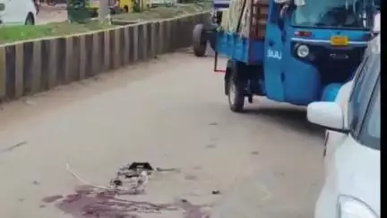 गहरा नाला के पास बस की टक्कर से ट्रक के नीचे आने से एक्टिवा सवार की मौके पर मौत
